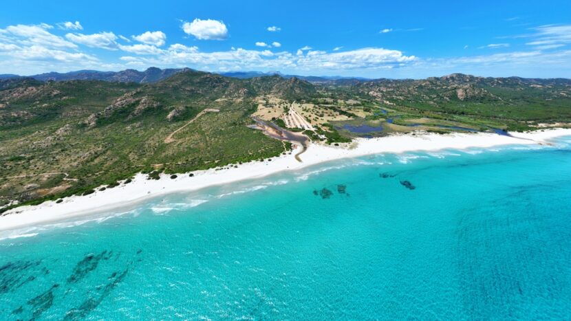 Il paradiso più trasparente non è in Grecia né ai Caraibi: si trova in Sardegna e incanta con la sua purezza