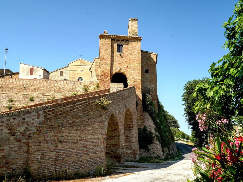 Il castello più misterioso non è in Scozia né in Germania: si trova nelle Marche e svela una storia oscura