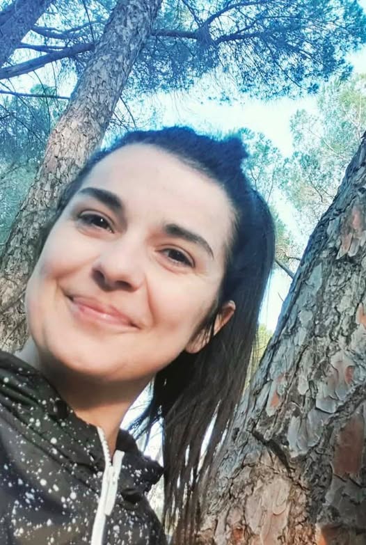 Domusnovas non piange un'eroina né una celebrità: il lascito di Debora Pani che unisce